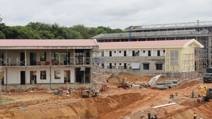 Các dãy nhà đang giai đoạn hoàn thiện. Ảnh: HỮU PHÚC