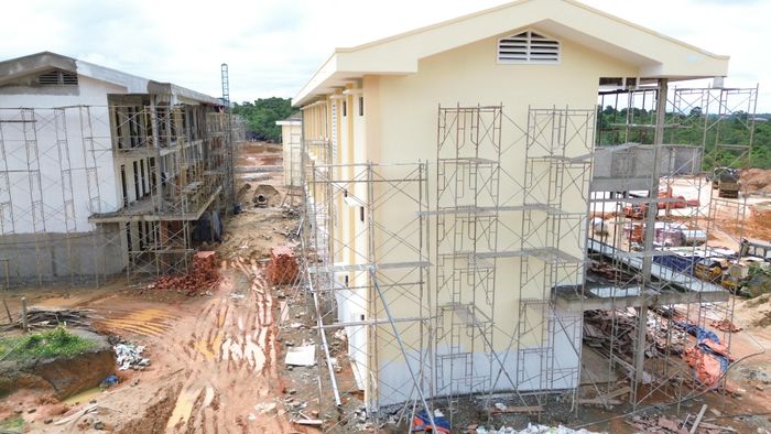 Phần tường bên ngoài đang được phủ sơn hoàn thiện. Ảnh: HỮU PHÚC