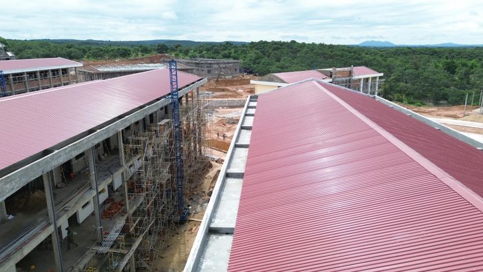 Nhiều dãy phòng học tại Trường Phổ thông nội trú Ia Púch đang thành hình. Ảnh: HỮU PHÚC