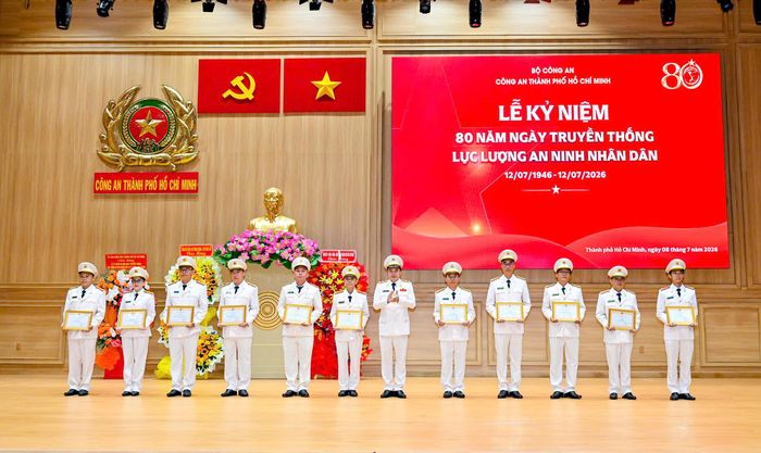 Trung tướng Mai Hoàng trao Giấy khen của Công an TPHCM đến các tập thể. Ảnh: MẠNH THẮNG