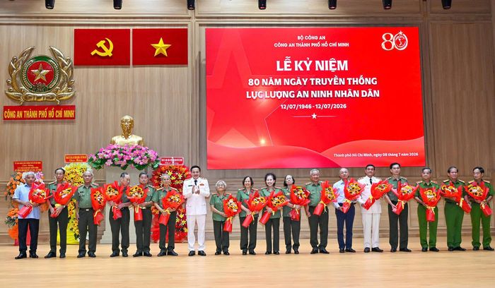 Công an TPHCM tri ân các Anh hùng Lực lượng vũ trang nhân dân, nguyên lãnh đạo Công an TPHCM và đại diện các ban an ninh qua các thời kỳ. Ảnh: MẠNH THẮNG