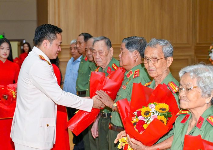 Trung tướng Mai Hoàng, Giám đốc Công an TPHCM tặng hoa tri ân các đồng chí lực lượng An ninh nhân dân qua các thời kỳ. Ảnh: MẠNH THẮNG