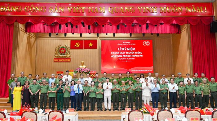 Các đại biểu chụp hình lưu niệm tại buổi lễ. Ảnh: MẠNH THẮNG