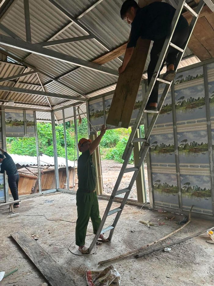  Lực lượng chức năng ở xã Nậm Tăm (tỉnh Lai Châu) hỗ trợ người dân gia cố nhà ở sau trận mưa lớn ngày 6-7. Ảnh: Công an xã Nậm Tăm cung cấp 