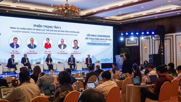  Phiên thảo luận với chủ đề "Trình tự chính sách và năng lực thể chế cho mô hình tăng trưởng mới". Ảnh: XUÂN QUỲNH 
