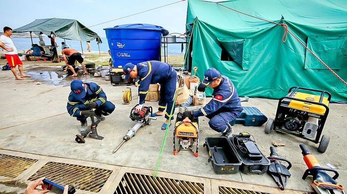  Các cán bộ, chiến sĩ bảo quản thiết bị chuyên dụng trong quá trình tham gia tìm kiếm cứu nạn, cứu hộ tại Venezuela. Ảnh: MINH HẢI 