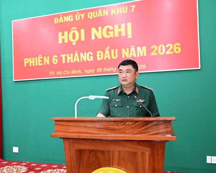  Trung tướng Lê Xuân Thế, Tư lệnh Quân khu 7 phát biểu. Ảnh: VĂN MINH 