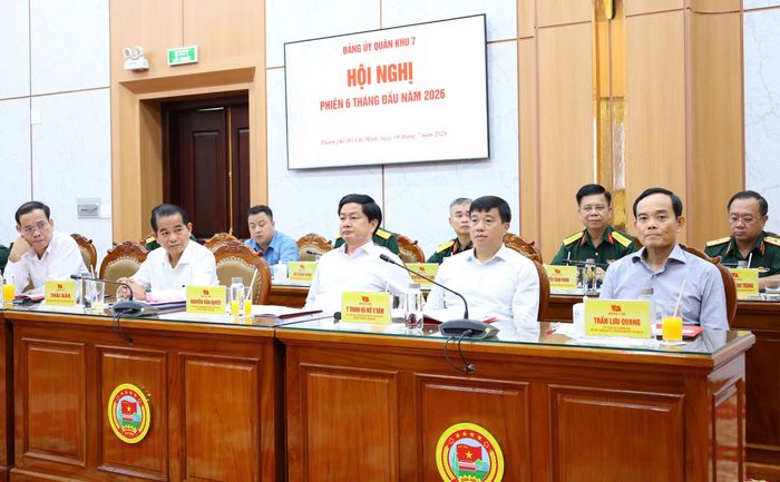  Bí thư Thành ủy TPHCM Trần Lưu Quang cùng lãnh đạo các địa phương trên địa bàn Quân khu 7 dự hội nghị. Ảnh: LÊ MINH 