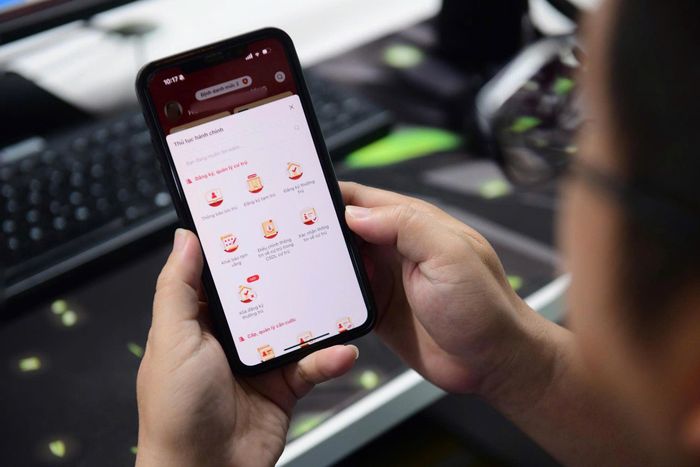 Người dân có thể thực hiện khai báo lưu trú trên ứng dụng VNeID. ẢNH: CẨM NƯƠNG