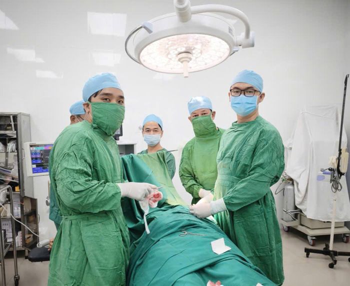  Ca phẫu thuật đầu tiên diễn ra tại Trung tâm Y tế khu vực Hồ Tràm với sự hỗ trợ của các bác sĩ luân phiên. ẢNH: KHÁNH CHI 