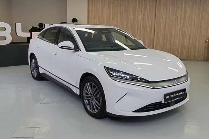 Tại Thái Lan, BYD Seal 6 Standard có giá 799.900 Baht (khoảng 639 triệu đồng), thấp hơn 100.000 Baht (80 triệu) so với bản Dynamic có giá 899.900 Baht (719 triệu) và rẻ hơn 150.000 Baht (120 triệu) so với bản Premium có giá 949.900 Baht (759 triệu). Hiện BYD chưa công bố kế hoạch bán dòng xe Seal 6 ở thị trường Việt Nam.