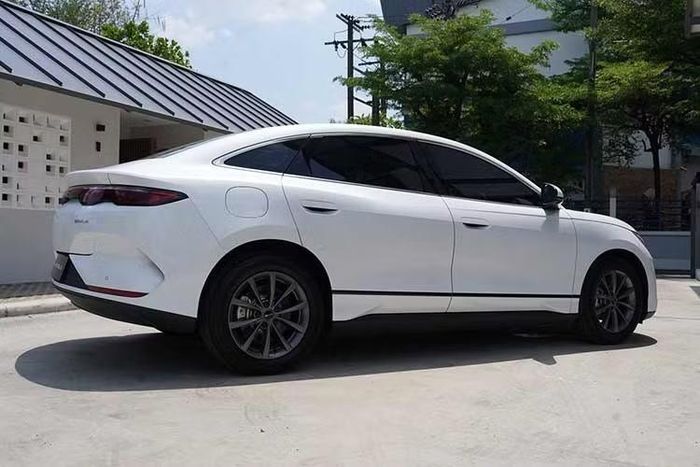 Tuy nhiên, phạm vi hoạt động của xe chỉ đạt 410 km theo tiêu chuẩn NEDC, thấp hơn mức 485 km của bản Dynamic. Không chỉ có phạm vi hoạt động thấp hơn, phiên bản Standard còn có khả năng tăng tốc chậm hơn.