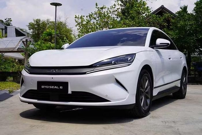 Thương hiệu xe năng lượng mới BYD vừa bổ sung phiên bản tiêu chuẩn mới mang tên Standard cho dòng xe điện Seal 6 tại thị trường Thái Lan. Phiên bản này gia nhập danh mục sản phẩm cùng Dynamic và Premium với mức giá thấp hơn nhưng đánh đổi bằng phạm vi hoạt động ngắn hơn.