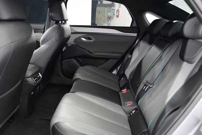 Tuy nhiên, bản Standard bị cắt thêm một số trang bị như ghế trước chỉnh điện, hệ thống camera 360 độ và cảm biến hỗ trợ đỗ xe phía trước. Dù vẫn được trang bị 6 túi khí nhưng xe không có các hệ thống trợ lái nâng cao, bao gồm cả tính năng phanh khẩn cấp tự động.