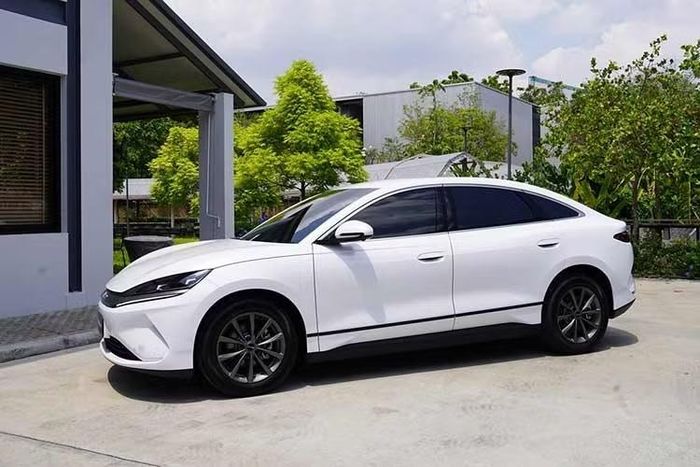 Với mức giá rẻ hơn, xe sử dụng bộ pin Blade LFP với dung lượng 46,08 kWh, nhỏ hơn đáng kể so với loại 56,64 kWh dùng trên hai phiên bản còn lại. Ngoài ra, phiên bản Standard sử dụng cùng mô-tơ điện với bản Dynamic, cho công suất tối đa 129 mã lực và mô-men xoắn cực đại 220 Nm.