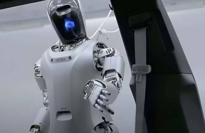 Trung Quốc hiện chiếm phần lớn sản lượng robot hình người được sản xuất trên thế giới, dù đa số vẫn phục vụ mục đích nghiên cứu, thử nghiệm hoặc triển khai trong môi trường công nghiệp, điều này chưa chứng minh robot Trung Quốc đã vượt trội về công nghệ nhưng lại phản ánh lợi thế rất lớn về quy mô sản xuất, chuỗi cung ứng và khả năng tối ưu chi phí mà ít quốc gia có thể sánh kịp.