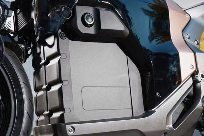 Ngoài ra, xe còn có chế độ Walking Speed Mode, cho phép người lái điều khiển xe ở tốc độ rất thấp khi dắt xe hoặc di chuyển trong không gian hẹp, hạn chế tình trạng tăng ga ngoài ý muốn.