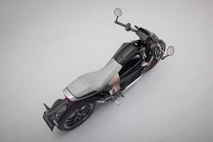 Về thiết kế, mẫu xe môtô Honda WN7 2026 chạy điện mang phong cách hoài cổ kết hợp hiện đại với cụm đèn pha vuông xếp tầng. Là một mẫu naked-bike, xe không được trang bị kính chắn gió. Bộ pin cỡ lớn đặt trong khung xe Honda WN7 tạo nên điểm nhận diện khác biệt so với các mẫu môtô động cơ đốt trong.