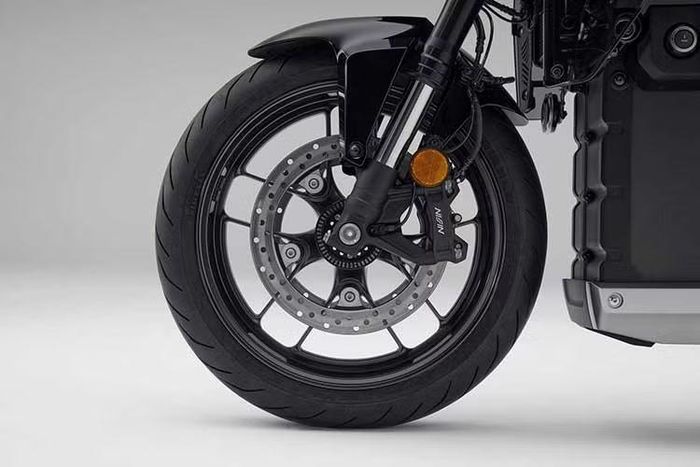 Bên cạnh hệ truyền động điện, Honda WN7 2026 mới còn được trang bị hệ thống phanh tái tạo năng lượng có thể điều chỉnh nhằm thu hồi điện năng và giảm tải cho hệ thống phanh cơ khí.