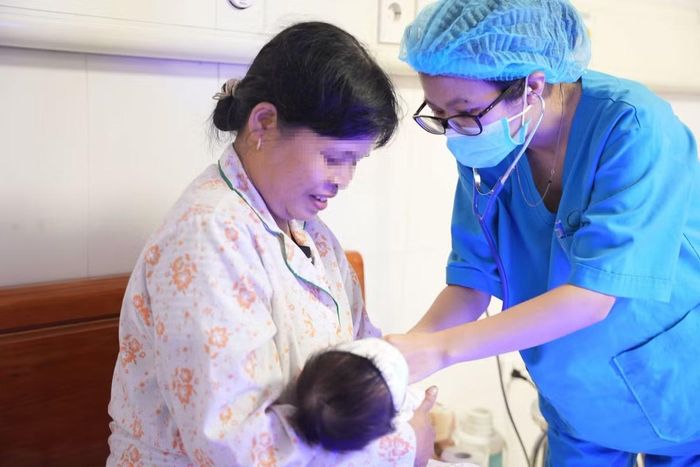Bác sĩ thăm khám cho trẻ - Ảnh BVCC