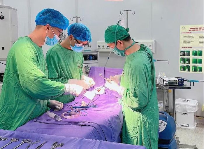 Ê-kíp phẫu thuật cấp cứu cho bệnh nhi - Ảnh BVCC