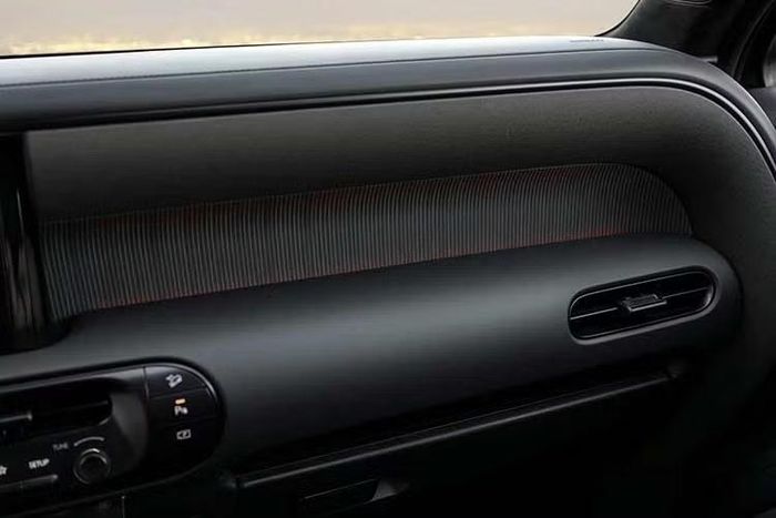 Hàng ghế thứ hai và thứ ba cũng có chức năng sưởi, đi cùng vô-lăng sưởi và hệ thống điều hòa tự động ba vùng độc lập. Danh sách tiện nghi đáng chú ý còn có cụm đồng hồ kỹ thuật số 12,3 inch, màn hình giải trí 12,3 inch, màn hình hiển thị trên kính lái HUD 12 inch, hệ thống âm thanh Bose 14 loa, cửa sổ trời toàn cảnh, cốp điện rảnh tay và sạc điện thoại không dây.