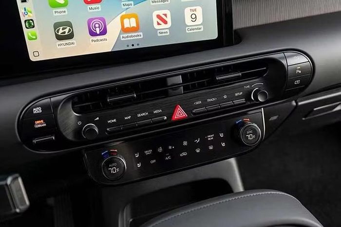 Dù mang phong cách tối giản và bí ẩn hơn, phiên bản Black Ink của Hyundai Palisade Hybrid 2027 vẫn giữ nguyên danh sách trang bị cao cấp của bản Palisade Hybrid Calligraphy. Xe được trang bị ghế trước chỉnh điện 8 hướng bọc da Nappa, tích hợp sưởi, thông gió và chế độ thư giãn.