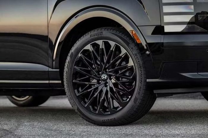 Ngoài tùy chọn ngoại thất Abyss Black Pearl, Hyundai cũng cung cấp thêm hai màu sơn Creamy White Pearl và Ecotronic Gray Pearl, kết hợp cùng các chi tiết đen để tạo nên phong cách hai tông màu tương phản.