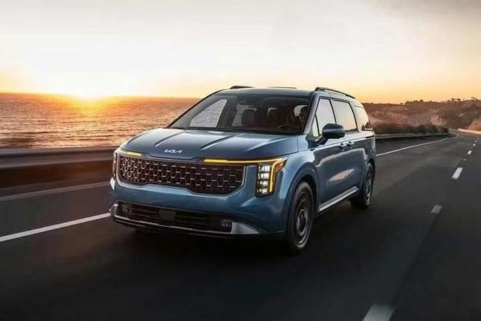 Kia Carnival 2027 mới ra mắt tại thị trường Bắc Mỹ với một số thay đổi nhỏ về trang bị cùng mức giá được điều chỉnh nhẹ. Động thái này cho thấy hãng xe Hàn Quốc đang lựa chọn cách tiếp cận thận trọng với mẫu MPV ăn khách của mình, thay vì thực hiện một cuộc nâng cấp toàn diện.