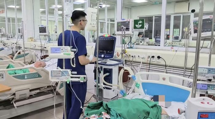 Người bệnh phải lọc máu cấp cứu - Ảnh BVCC