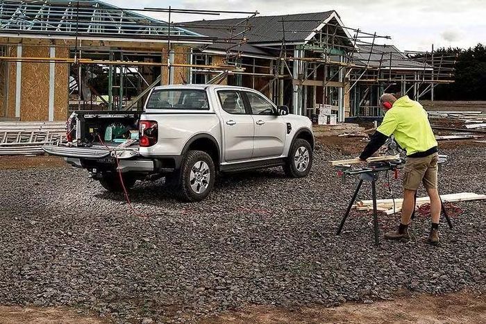 Về mức tiêu thụ nhiên liệu, Ford cho biết Ranger PHEV cũng có lợi thế rõ rệt. Hãng đã thử nghiệm xe trong nhiều trạng thái khác nhau, từ pin đầy, pin cạn với động cơ nguội cho đến pin cạn khi động cơ đã đạt nhiệt độ vận hành. tác và công nghệ quản lý nhiên liệu hiện đại.