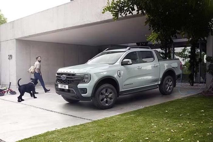 Điểm đáng chú ý là Ford không chỉ tuyên bố Ranger PHEV có thể thay thế máy phát điện, mà còn cho rằng mẫu bán tải này vận hành hiệu quả hơn ở nhiều tiêu chí quan trọng, đặc biệt là khí thải và mức tiêu thụ nhiên liệu.