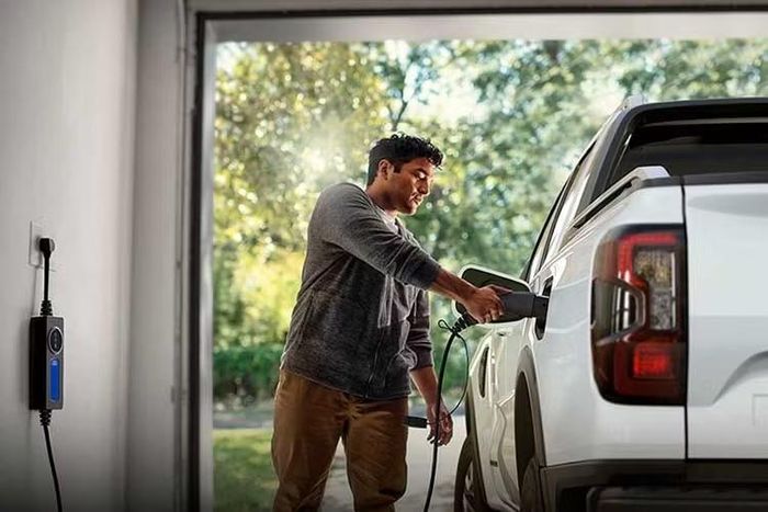 Trong các thử nghiệm được thực hiện tại trung tâm kỹ thuật của Ford ở Dunton, Anh, hãng đã so sánh một máy phát điện chạy xăng di động công suất 4 kW (5,3 mã lực) với hệ thống Pro Power Onboard công suất 6,9 kW (9,2 mã lực) trên Ranger PHEV. Các thử nghiệm bao gồm sạc pin cho dụng cụ điện, vận hành máy sưởi, đun nước bằng ấm điện và duy trì tải điện cao trong thời gian dài.