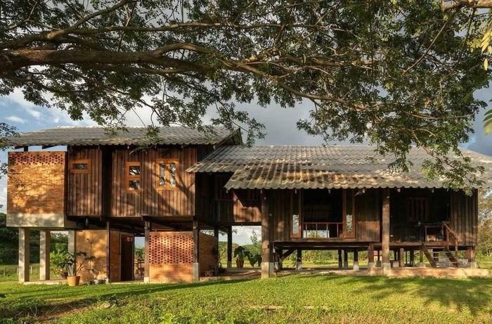 Giữa xu hướng xây dựng ngày càng đồ sộ và tiêu tốn nhiều tài nguyên, ngôi nhà mang đến một góc nhìn khác về kiến trúc – nơi giá trị không được đo bằng diện tích hay chi phí đầu tư, mà bằng khả năng cùng thiên nhiên phát triển lâu dài. Chính sự kiên nhẫn của gia chủ, tư duy thiết kế của Yangnar Studio và triết lý cộng sinh đã biến khu đất rộng 8.000 m² thành một không gian sống bền vững, nơi mỗi mái nhà, gốc cây, mặt hồ hay cánh đồng đều đang hồi sinh sự gắn kết giữa con người và thiên nhiên.