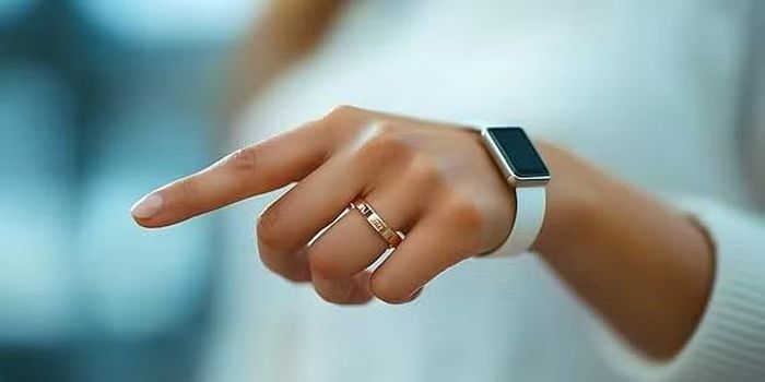 Đó cũng là lý do một số mẫu đồng hồ thông minh hoặc Apple Watch ở một số phiên bản chỉ hỗ trợ theo dõi nhịp tim mà không có tính năng đo nồng độ oxy trong máu, bởi chúng chỉ được trang bị cảm biến LED xanh lá và thiếu hệ thống đèn đỏ cùng hồng ngoại cần thiết cho việc phân tích SpO2.