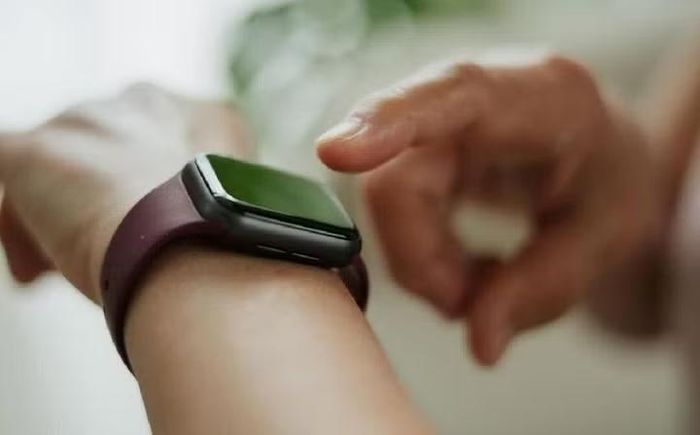 Nhiều người thắc mắc vì sao đồng hồ không dùng ánh sáng đỏ mà lại chọn màu xanh lá, nguyên nhân là hemoglobin trong máu hấp thụ ánh sáng xanh lá rất mạnh, giúp cảm biến dễ nhận biết sự thay đổi lưu lượng máu dưới da, đồng thời bước sóng này chỉ xuyên vào lớp nông của da nên tín hiệu thu được rõ ràng và ít bị nhiễu hơn.