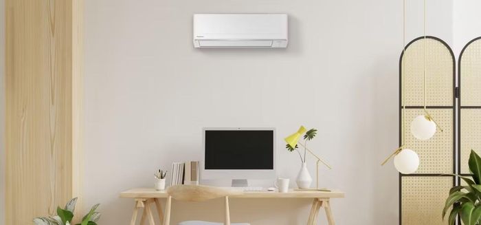Nắng nóng kéo dài khiến nhu cầu mua điều hòa tăng mạnh trong tháng 7, đặc biệt là các mẫu điều hòa Inverter công suất khoảng 9.000 BTU dành cho phòng ngủ, phòng làm việc hoặc căn hộ nhỏ, khi người tiêu dùng ngày càng ưu tiên những sản phẩm vừa tiết kiệm điện, vận hành êm ái vừa tích hợp các công nghệ lọc không khí, tự làm sạch và điều khiển thông minh để nâng cao trải nghiệm sử dụng.