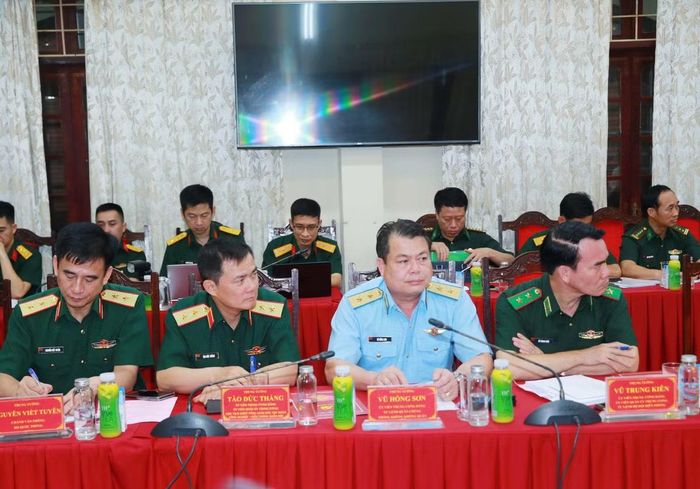 Các đại biểu dự buổi làm việc.
