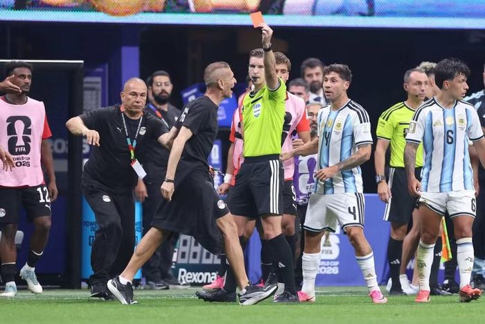 Khi thẻ đỏ được rút ra, các cầu thủ Argentina đã bắt đầu hướng về phần sân nhà để chuẩn bị khép lại chiến thắng ngược dòng kinh điển. Trái lại, các thành viên Ai Cập vẫn chen kín khu vực đường biên, không chấp nhận việc họ mất cơ hội đá phạt đền trước bàn thắng quyết định của Fernandez. Một thành viên khác của băng ghế Ai Cập nhận thẻ vàng, còn sự thất vọng hiện rõ trên gương mặt các cầu thủ Bắc Phi. Từ giấc mơ hạ đương kim vô địch thế giới, Ai Cập rời sân trong một cái kết đầy cay đắng và hỗn loạn. Ảnh: Getty.