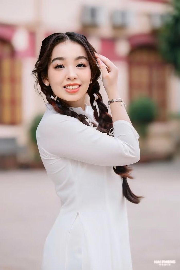 Nguyễn Mai An duyên dáng bên tà áo dài trắng.