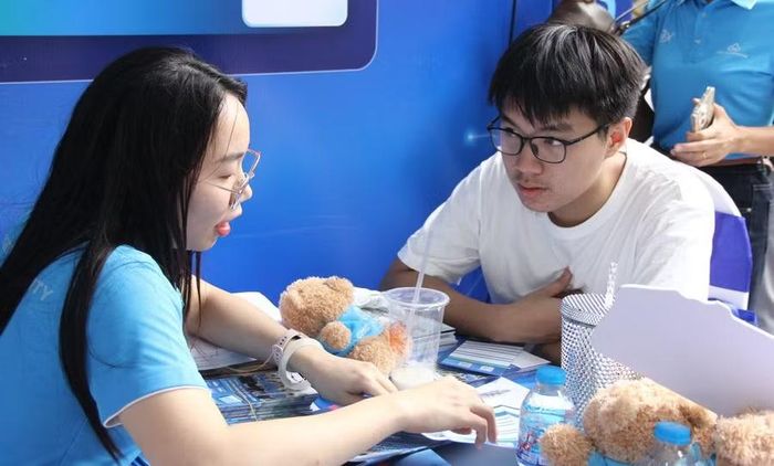 Cán bộ, giảng viên Trường Đại học CMC tư vấn lựa chọn ngành học, sắp xếp nguyện vọng xét tuyển.