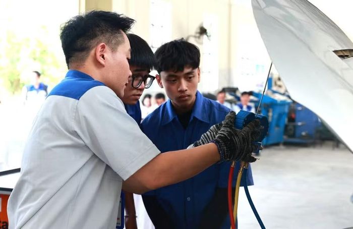 Thầy và trò Khoa Công nghệ Ô tô trong giờ thực hành.