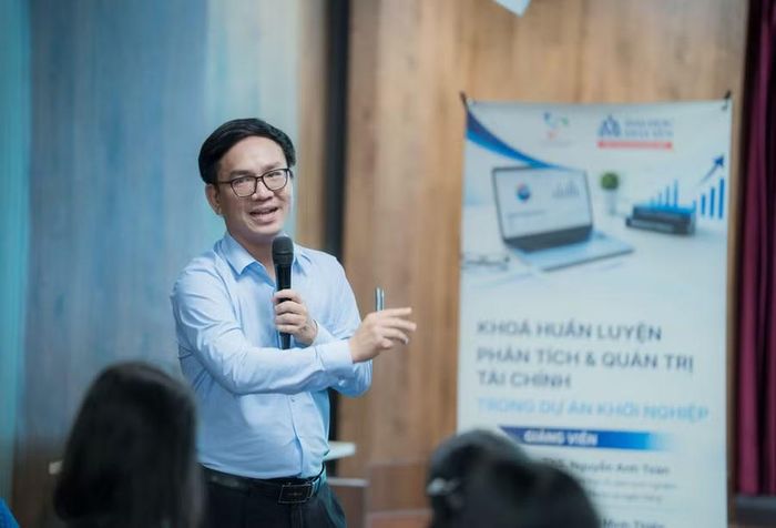 ThS Nguyễn Anh Toàn tham gia giảng dạy tại khóa đào tạo. Ảnh: Phúc Uyên.