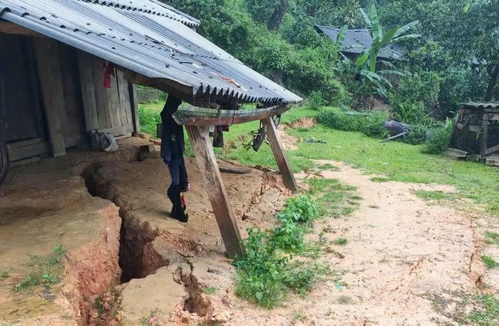 Căn nhà gỗ của người dân trực đổ do nguy cơ sạt lở đất.
