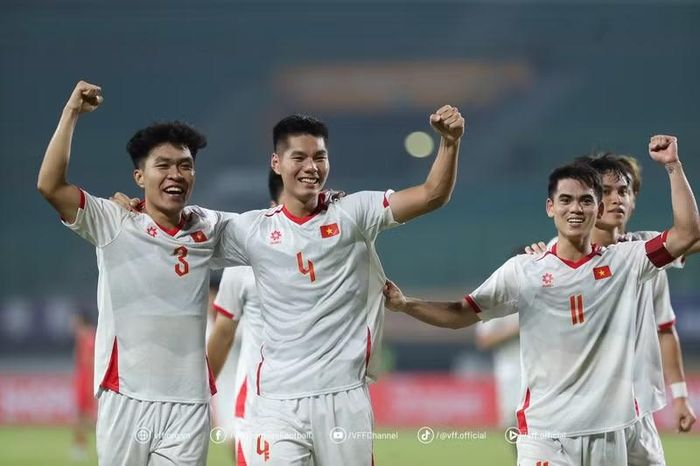 Cụ thể, Cao Văn Bình, Lê Phát, Quang Kiệt, Công Phương, Thành Chung… vẫn đủ tuổi tham dự ASIAD 2026. Ảnh: VFF.