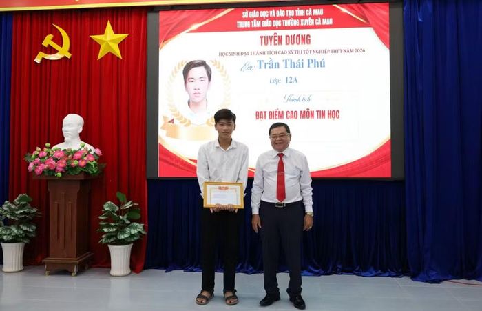 Ông Vương Hồng Hào, Phó Giám đốc Trung tâm GDTX Cà Mau trao giấy khen cho học viên.