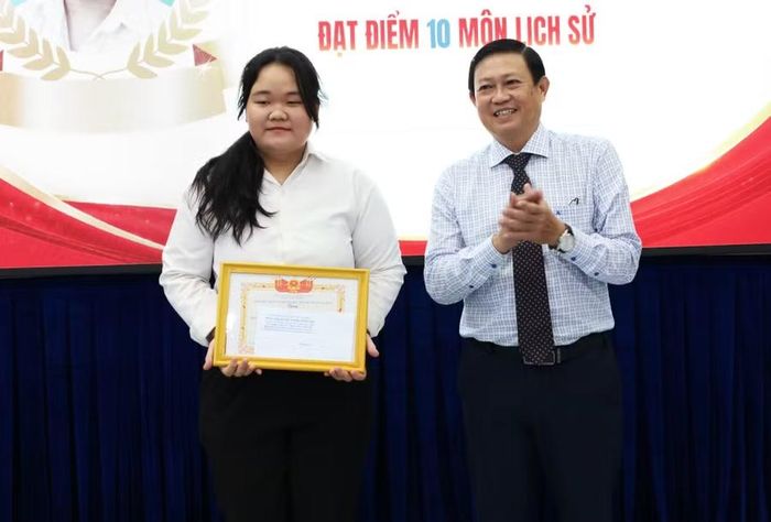 Ông Nguyễn Quốc Tuấn, Giám đốc Trung tâm GDTX Cà Mau trao giấy khen cho học viên.
