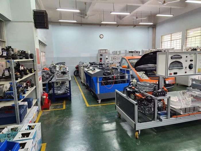 Xưởng thực tập Điện - Điện tử ô tô hiện đại tại Trường Cao đẳng Kỹ thuật Cao Thắng.
