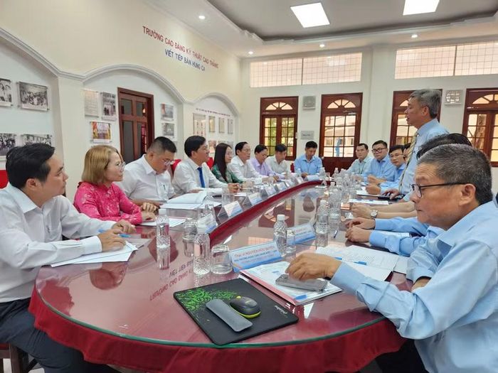 Toàn cảnh buổi làm việc.