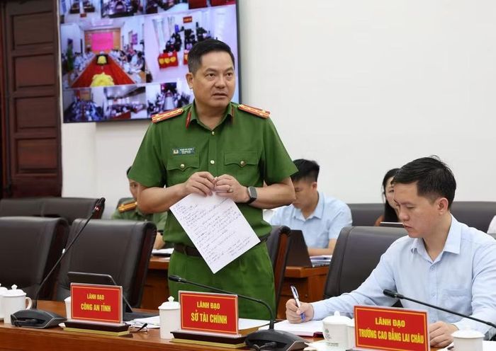 Đại diện lãnh đạo Công an tỉnh Lai Châu báo cáo tiến độ triển khai xây dựng trường phổ thông nội trú liên cấp.